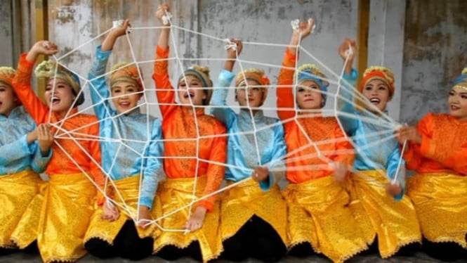 6702ad053ae05 tari tarek pukat menghela jala menarik legenda banyuwangi